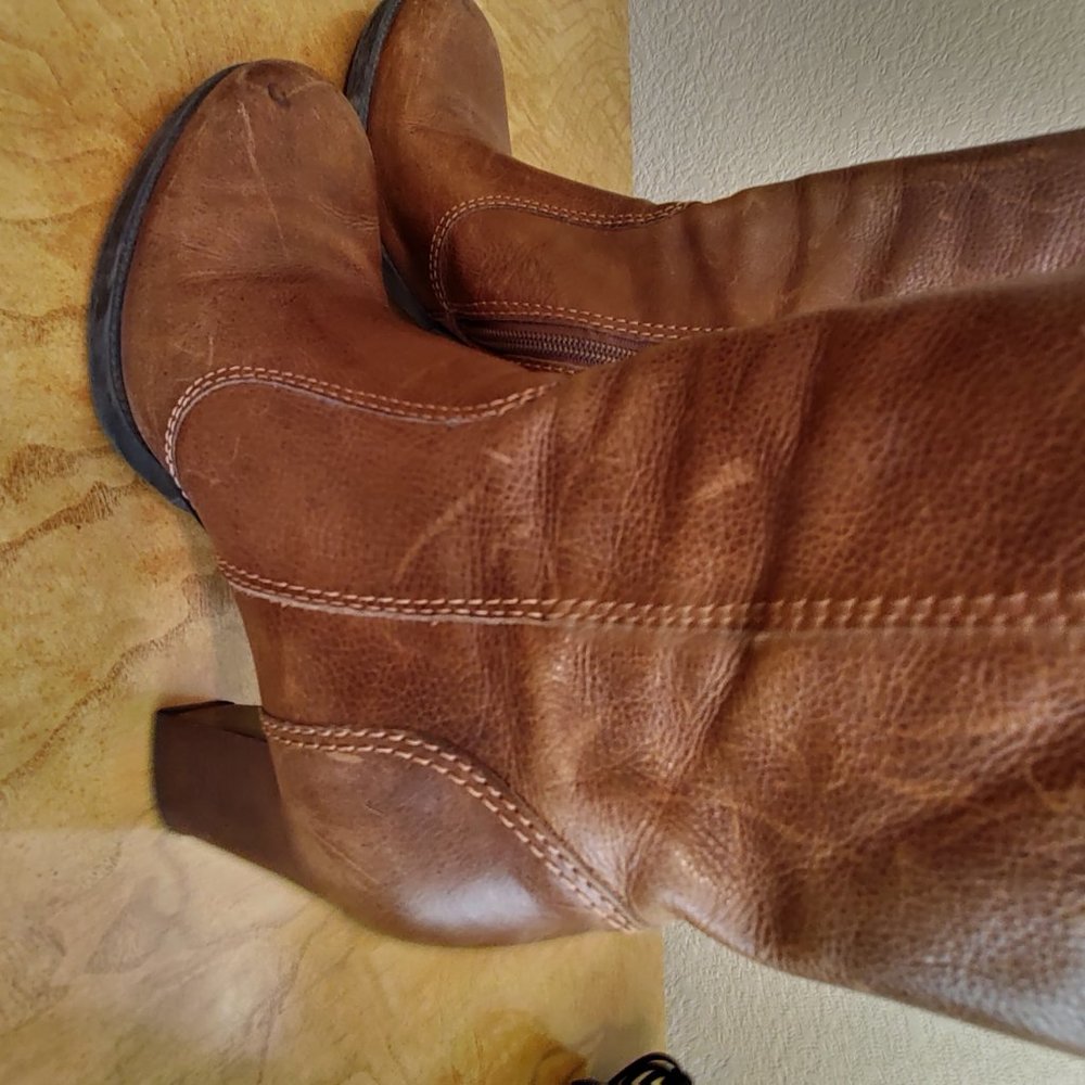 Beautiful Boots - Picture 3 of 4